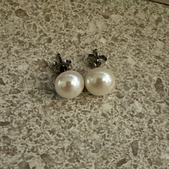 Svanna Pearl post Earrings - Picture 2 of 4